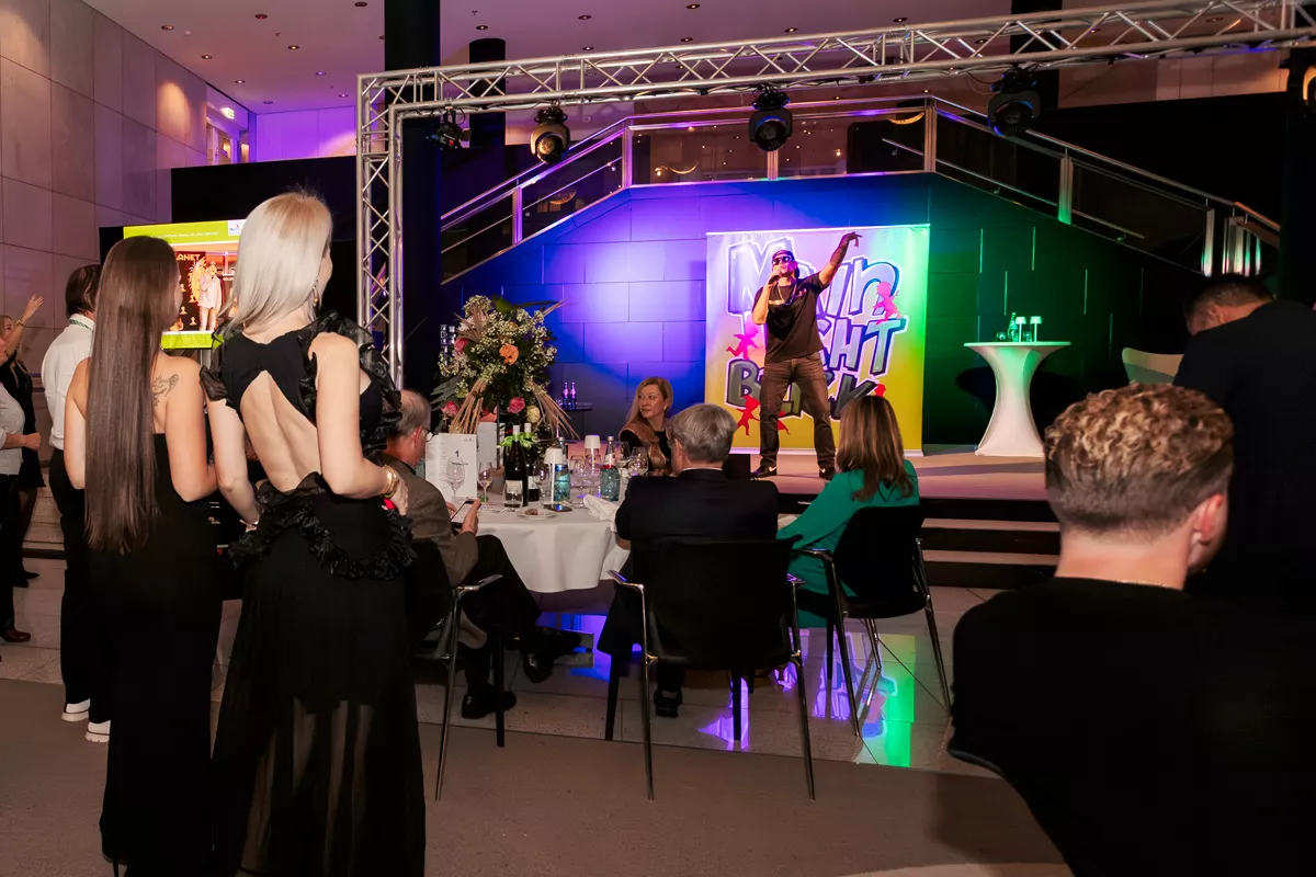 Die Veranstaltung wurde mit einem musikalischen Auftritt des Sängers Dante Thomas fortgesetzt